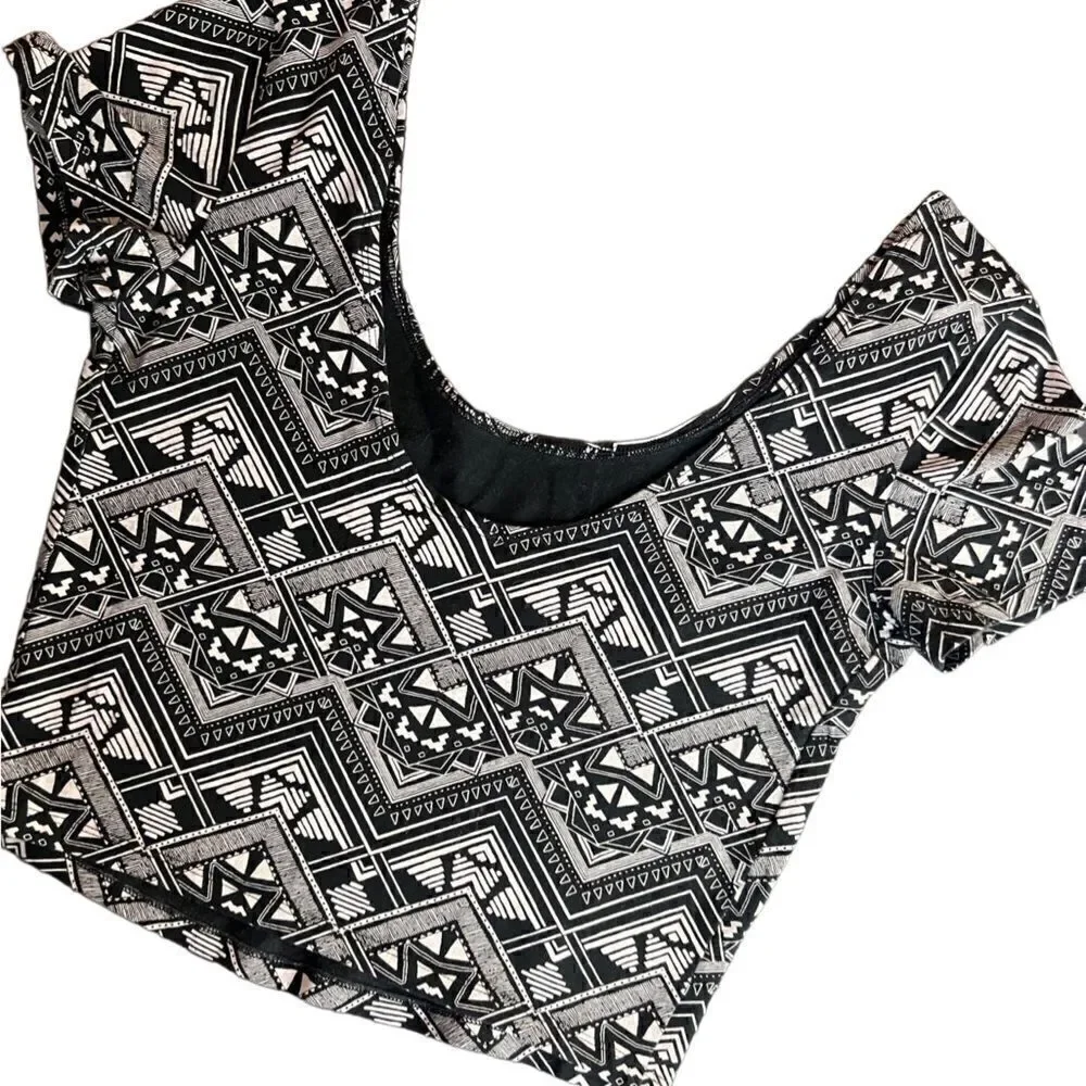 Pink Victoria’s Secret Geometric scoop neck crop top size medium Black White